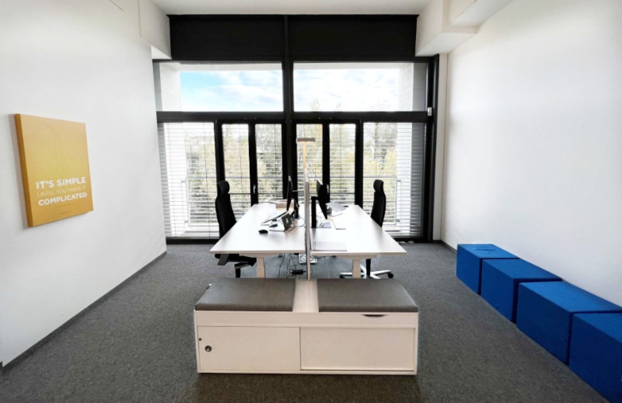Das Stadtregal an der Blau, Arbeitsplatz am Fenster und Teambüro