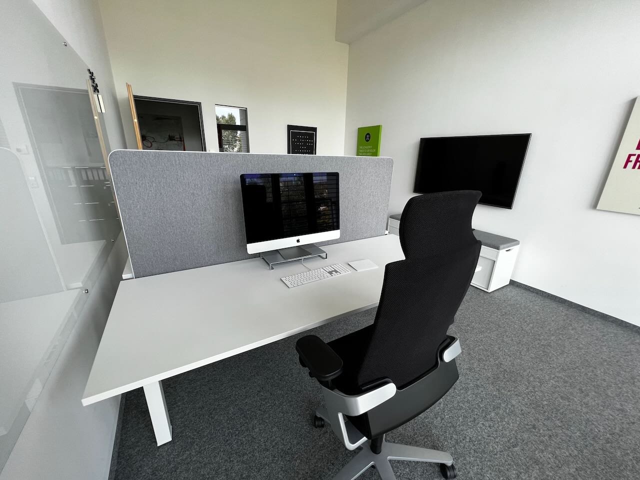 Arbeitsplatz am Fenster im Coworking Ulm Stadtregal