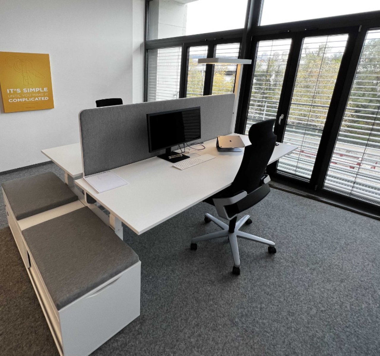Das Stadtregal an der Blau, Arbeitsplatz am Fenster und Teambüro