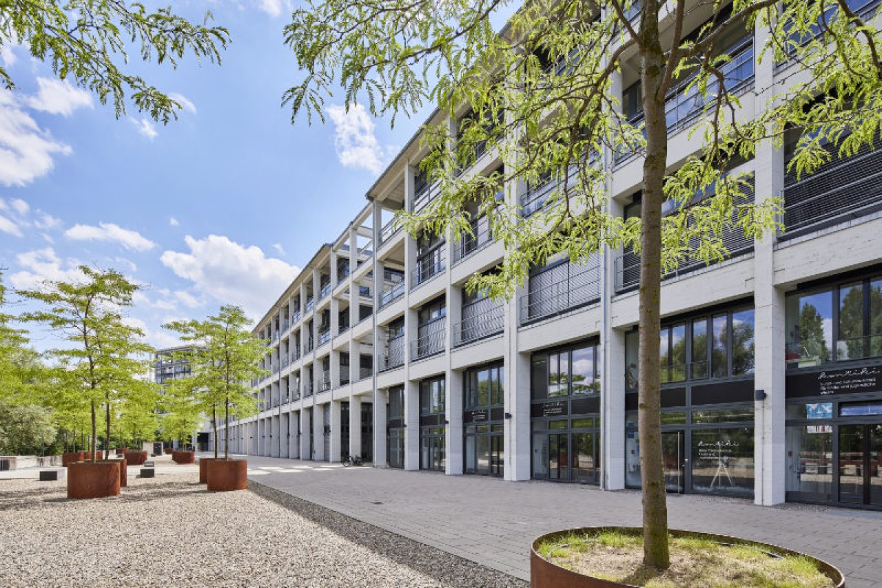 Das Stadtregal an der Blau, Arbeitsplatz am Fenster und Teambüro